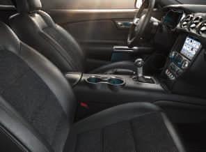 foteli: Lux/Ebony 1) Mustang i Mustang GT Siedzisko i oparcie foteli: Skóra perforowana Lux Ebony z przeszyciami Black/ Lightning Blue Boki foteli: skóra Lux w tonacji Ebony z przeszyciami Lightning