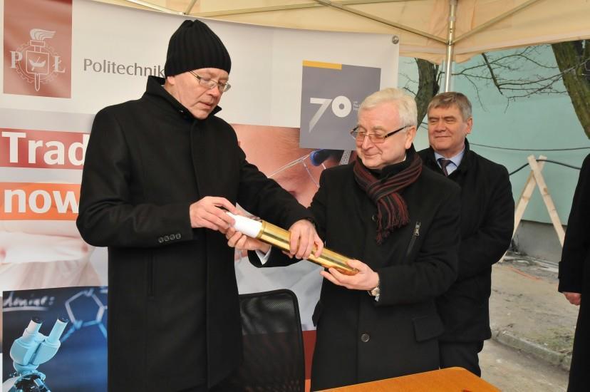 Ireneusz Zbiciński przygotowują dokument do wmurowania kamienia węgielnego 2015 r. Oddanie do użytku budynku LabFactor.