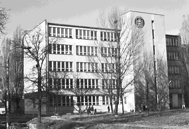 Na parterze, w skrzydle B, gmachu Wydziału Włókienniczego mieściło się pierwsze laboratorium dydaktyczne z procesów podstawowych (8 okien na lewo od wejścia głównego) 1961 r.