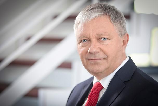 Był posłem na Sejm RP I kadencji (1991-1993), w latach 1998-2001 wiceministrem środowiska w rządzie Jerzego Buzka, w latach 2002-2003 Prezesem Zakładu Wodociągów i Kanalizacji Sp. z o.o. W latach 2003-2008 był wiceprezydentem Łodzi odpowiedzialnym między innymi za pozyskiwanie inwestorów.