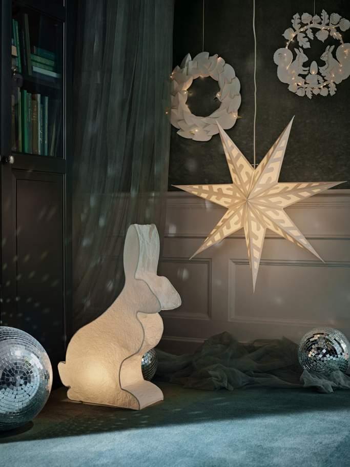 PH154667 PH155053 Seria STRÅLA. dekoracja stołu LED, zając 79,99 S38 W58 cm. Biały 504.066.96 Oświetlenie dekoracyjne LED, na baterie, szyszka 79,99 Ø37 cm. Biały 404.089.