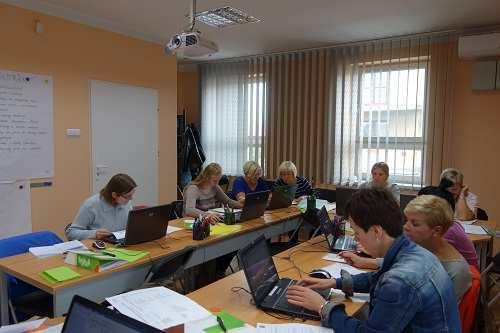Istotne znaczenie dla podwyższenia jakości usługi poradnictwa zawodowego mają funkcjonujące w Powiatowym Urzędzie Pracy w Brzesku sale: Sala Informacji Zawodowej oraz Sala Porad Grupowych, w których