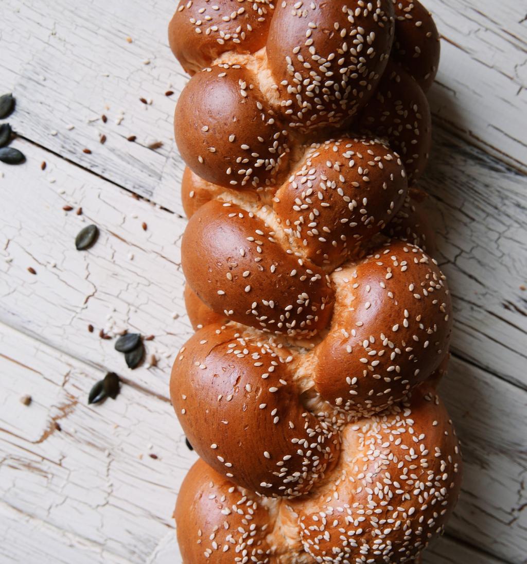 SZABASOWE CHAŁKI 15g świeżych drożdży lub 7g drożdży instant 200ml ciepłej wody lub mleka roślinnego 1/3 szklanki cukru 1 łyżeczka soli 1/4 łyżeczki czarnej soli 1+ 3 szklanka mąki 1/4 szklanki puree