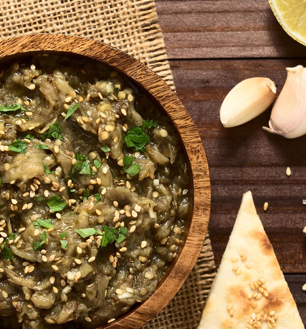 SALAT HACILIM / BABAGANUSZ (pasta z grillowanego bakłażana) 2 duże bakłażany 2 łyżki majonezu 1 łyżka pasty sezamowej tahini 1 łyżeczka czosnku przeciśniętego przez praskę lub posiekanego 3 łyżki