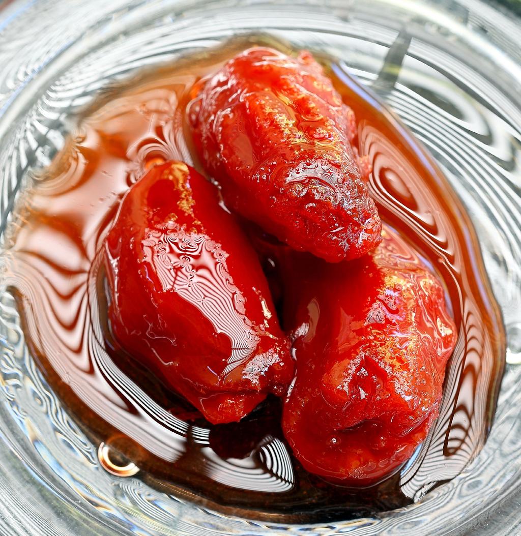 MIODOWE DAKTYLE MACEROWANE W POMARAŃCZOWYM LIKIERZE COINTREAU 2 daktyle duże, mięsiste o miękkiej skórce 2 łyżki orzechów włoskich 50 ml likieru Cointreau 1/2 szklanki wody Orzechy upraż na suchej