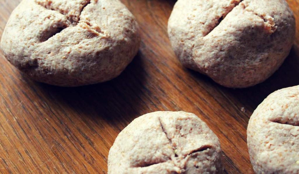 DOMOWA CIASTOLINA 200 g mąki pszennej ( u nas pełnoziarnista, bo mieliśmy końcówkę) 75 g soli 10 g oleju 140 g gorącej wody Można z niej formować wszystko :) Robić babki, bułki,