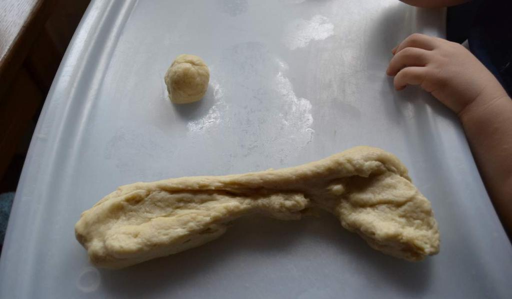 EKOLOGICZNA PLASTELINA 1,5 szklanki mąki pszennej 50 ml oliwki dla dzieci/oleju 0,5 szklanki wody Bardzo fajna zabawa, a dodatkowo gimnastyka dla małych rączek i kształtowanie wyobraźni :)