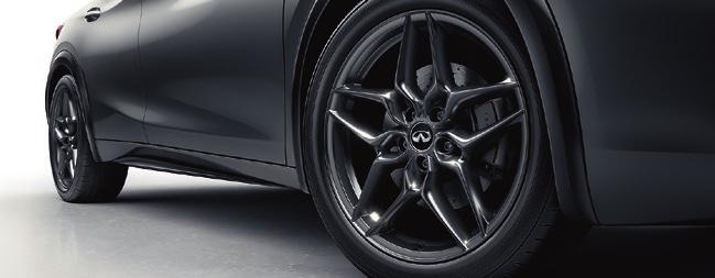 Przedni zderzak Q30 Sport wyróżniają dynamika i śmiałe krzywizny, które doskonale pasują do charakterystycznego