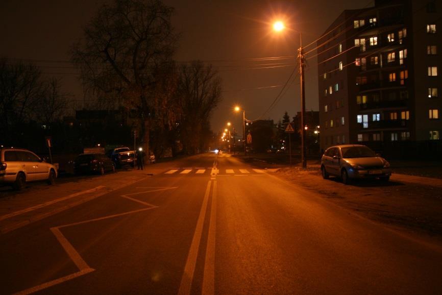 9.8 Załącznik 8: Przykłady wyboru rozwiązania oświetleniowego Przykład nr 1 Obszar oświetlony na terenie zabudowy Przykład dotyczy przejścia dla pieszych zlokalizowanego na obszarze oświetlonym na