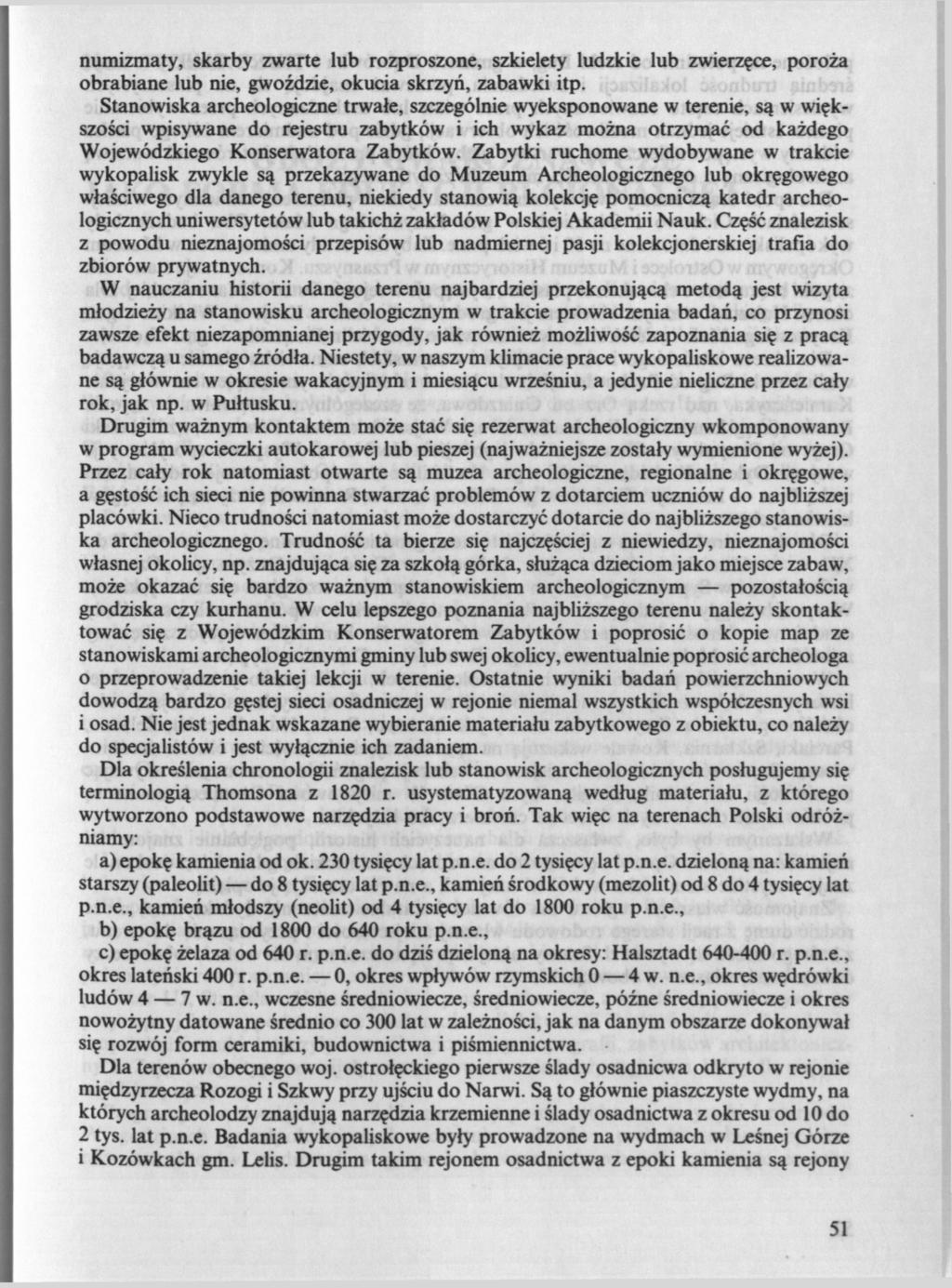 numizmaty, skarby zwarte lub rozproszone, szkielety ludzkie lub zwierzęce, poroża obrabiane lub nie, gwoździe, okucia skrzyń, zabawki itp.