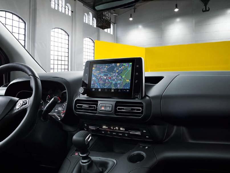 Umożliwia też dostęp do wybranych aplikacji i funkcji smartfona za pośrednictwem interfejsów Apple CarPlay i Android Auto.