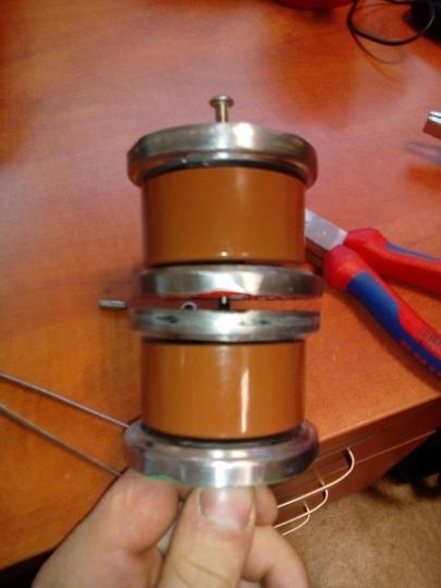 Charakterystyka zależności pojemności kondensatora od napięcia [ TDK Datasheet, Ultra High Voltage Ceramics Capacitors, May 2014] W