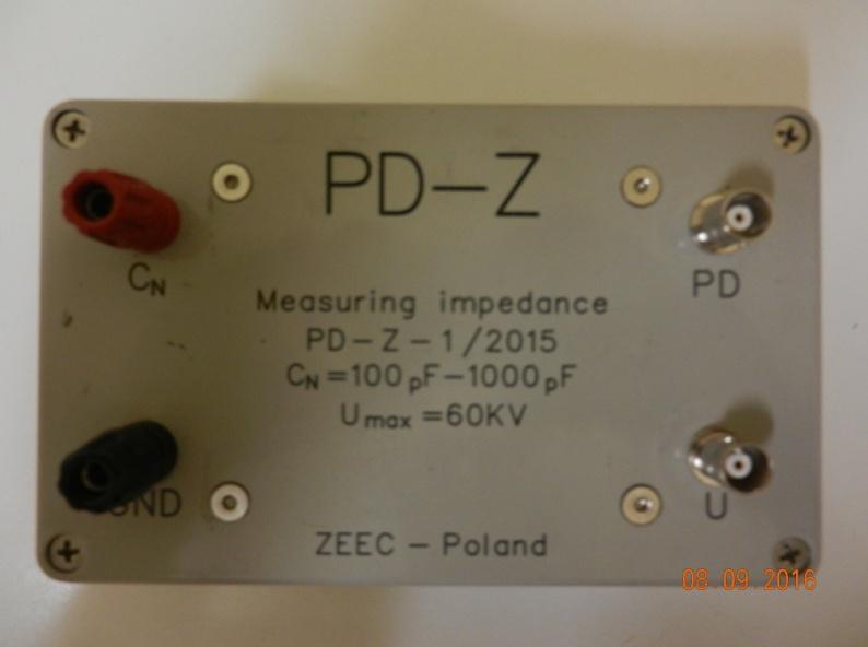 Rys. 7.1.2 przedstawia wykonaną impedancję pomiarową. Sygnał wnz wyprowadzono z gniazda typu BNC (PD), podobnie jak sygnał mierzonego napięcia (U).