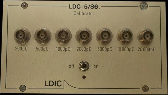 Rys. 8.4. Kalibrator LDC-5/S6 Kalibrator LDC-5/S6 dostarcza na siedmiu wyjściach impulsy prądowe o ładunkach od 200 pc do 20000 pc. Jest zasilany z dwóch baterii R6.