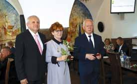 Wicewojewoda Warmińsko-Mazurski Sławomir Sadowski wręcza podczas sesji Rady Miejskiej w Pasłęku w dniu 25 maja 2018 roku odznakę honorową Zasłużony dla Rolnictwa Panu Michałowi Ruczyńskiemu.