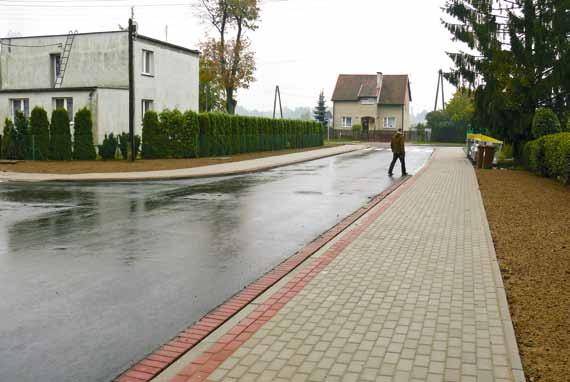 Do posesji wykonane zostały zjazdy i dojścia z kostki betonowej.