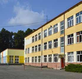 Zajęcia dydaktyczno-wychowawcze realizowane są w dwóch niedaleko oddalonych od siebie budynkach. Główny budynek szkoły, w którym uczą się dzieci z kl.