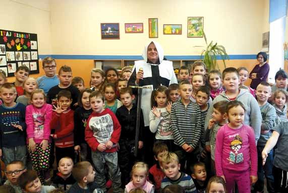 SP Rogajny. Burmistrz czyta dzieciom w ramach programu czytelniczego Ja naprawdę lubię czytać. Placówka zatrudnia 18 nauczycieli oraz 5 pracowników niepedagogicznych.