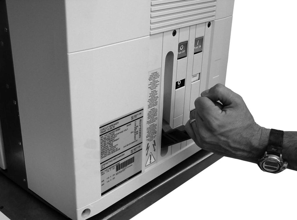 18 VMAX - INSTRUKCJA INSTALACJI I OBSŁUGI 6. Instrukcja obsługi wyłącznika 6.3. Zamykanie i otwieranie wyłącznika Wyłącznik można otwierać i zamykać ręczne lub elektrycznie (rys. 6 - rys. 7).