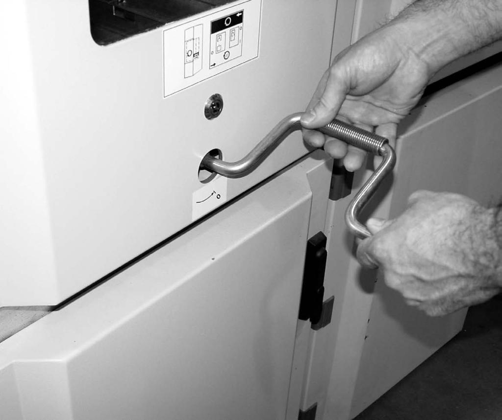 DISTRIBUTION SOLUTIONS 21 7.3. Czynności wstępne Wyczyścić części izolujące czystymi i suchymi szmatkami.