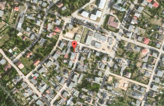 drewnianymi. Ogrodzenie boczne parkan drewniany na cokole betonowym.