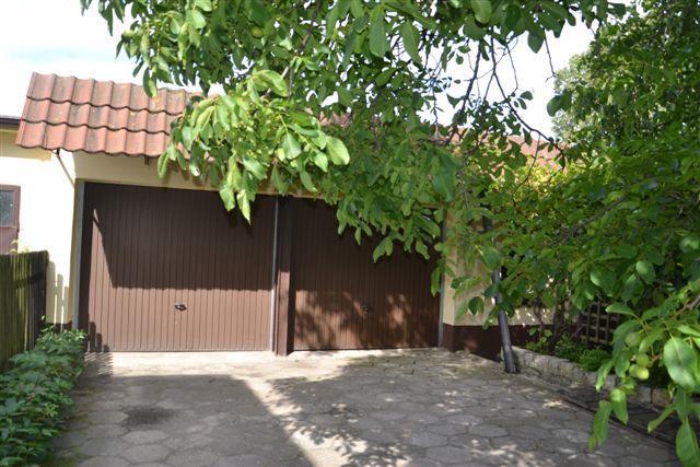 Fot. Nr 29 i 30. Widok budynku garażowo - gospodarczego Fundamenty betonowe.