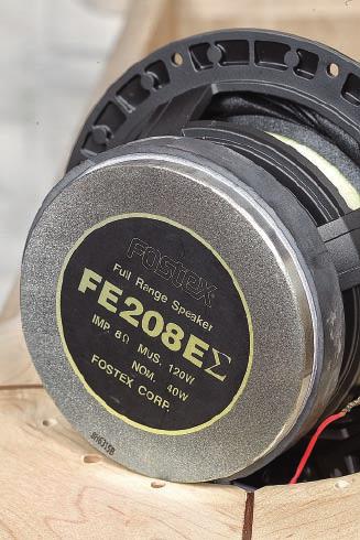 Potężny układ magnetyczny jednego z najlepszych szerokopasmowych Fostexów generuje bardzo silne pole, które jest efektywnie wykorzystywane przez cewkę niewiele dłuższą od szczeliny.