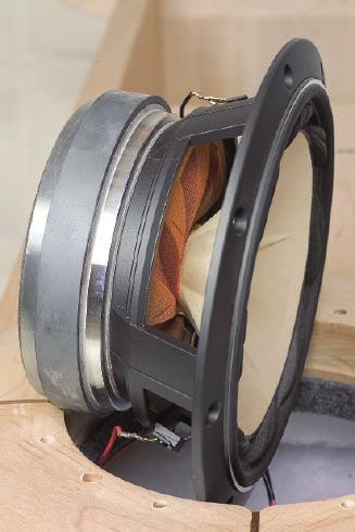 Głośnik szerokopasmowy to model FE208E Sigma, dość popularny i ceniony na forach DIY, jednak wyrażane tam opinie, jak i dane producenta wskazują, że wymaga on towarzystwa głośnika wysokotonowego,