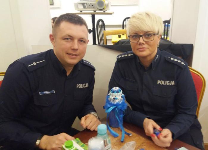 STRONA 4 KOMUNIKATOR MGP Policjanci charytatywnie malowali pisanki Policjanci z komendy miejskiej w Radomiu wzięli udział w akcji charytatywnej dla potrzebujących dzieci, w której przygotowywali