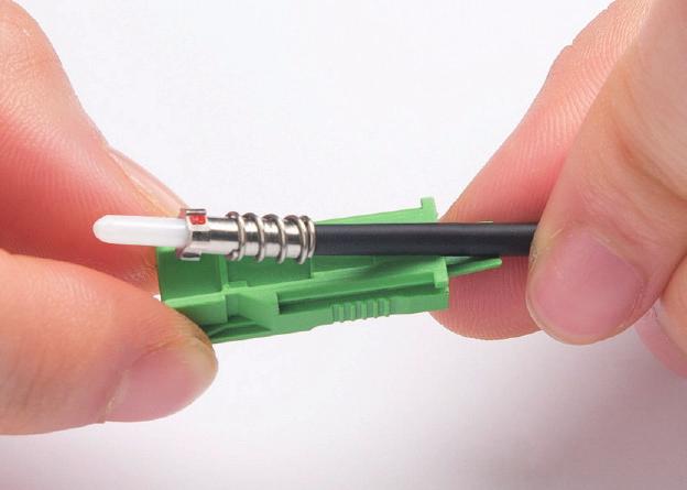 temperatura pracy [ C] od -40 do +75 Błyskawiczny Patchcord ze Składanym Złączem (do zaciągania lub przepychania) DANE TECHNICZNE KABLA: zgodność z normami IEC794-1, EIA455 kształt przekroju kabla