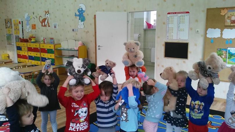 Każde z dzieci opowiedziało o przyniesionym pluszaku a później wszyscy kolorowali rysunek misia.