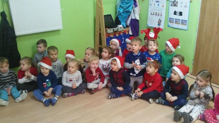 Dzieci z niecierpliwością oczekiwały jego przyjścia a gdy już się zjawił przywitały go