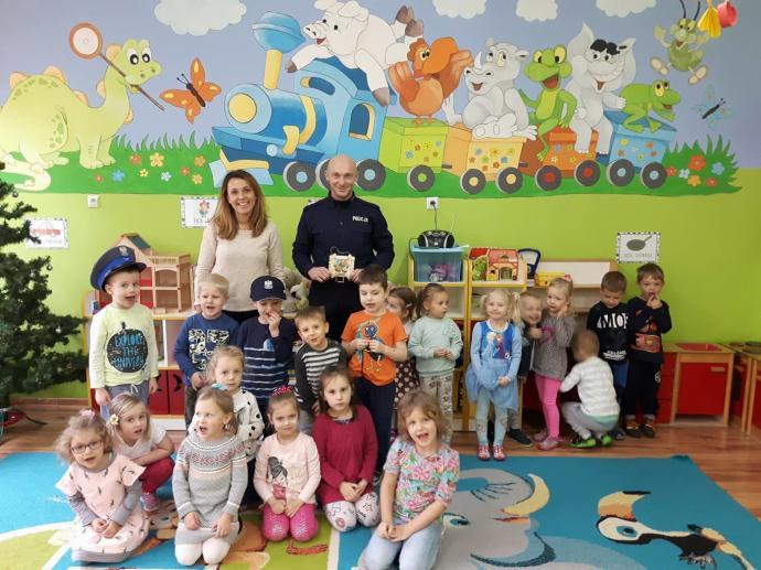 SPOTKANIE Z POLICJANTEM Dnia 5 grudnia 2017 roku w naszym przedszkolu odbyło się spotkanie z policjantem z Komisariatu Policji w Zielonej Górze.