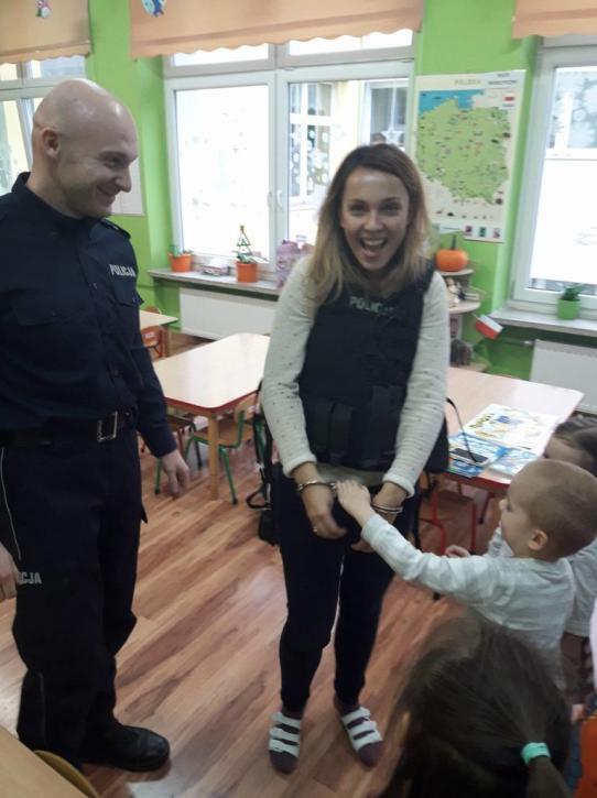 Duże zainteresowanie u dzieci wywołało umundurowanie i wyposażenie policjantów.