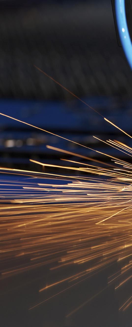 18 XAR stal trudnościeralna Cięcie termiczne Zaleca się następujące techniki termicznego cięcia blachy ze stali odpornej na zużycie: Acetylenowo-tlenowe cięcie palnikiem Cięcia łukiem plazmowym