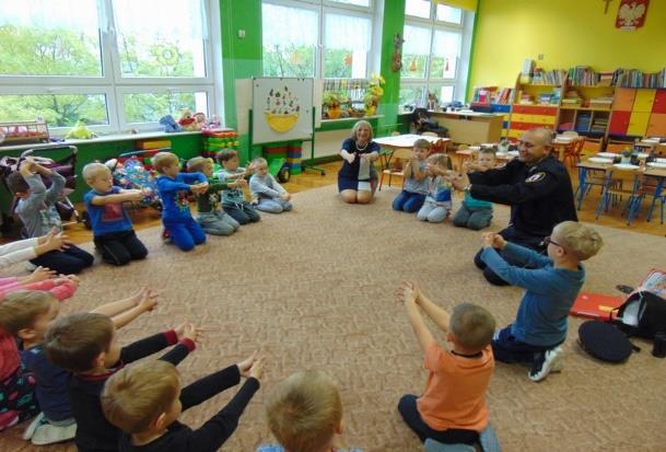 Tematem spotkania były podstawowe zasady bezpieczeństwa na drodze, w domu, na spacerze, groźny pies, numery alarmowe, nauka postawy żółwika, zaśmiecanie, obcy i jak się zachować podczas pożaru.
