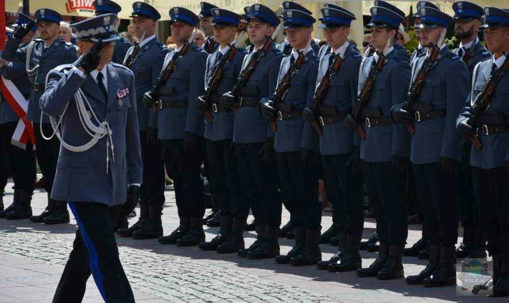 rocznicą powstania Policji. 25 lipca 2018 roku odbyły się uroczystości związane z obchodami Święta Policji na Opolszczyźnie. Rozpoczęły się o godzinie 11.00 mszą świętą w Kościele Franciszkanów p.w. Świętej Trójcy i Wniebowzięcia Najświętszej Maryi Panny.