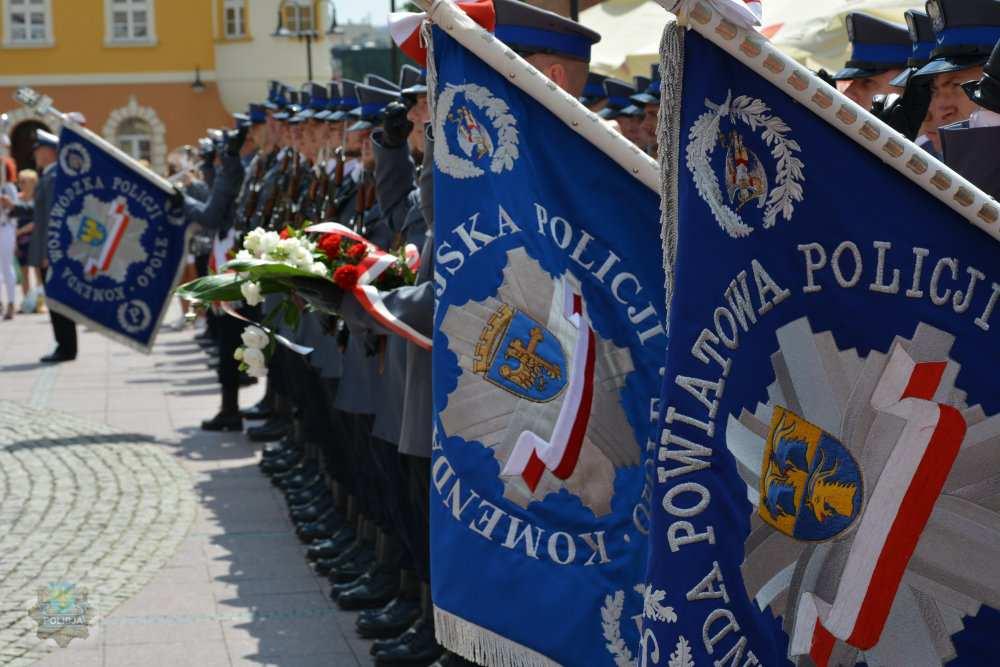 mundurowych, wymiaru sprawiedliwości, duchowieństwa, przedstawiciele instytucji, firm, organizacji społecznych oraz mieszkańcy Opolszczyzny.