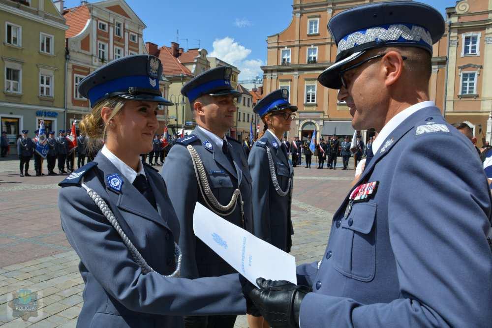 W całym województwie opolskim awanse - we wszystkich korpusach otrzymało 632 funkcjonariuszy. Akty mianowania otrzymało 25 wytypowanych policjantów garnizonu opolskiego.