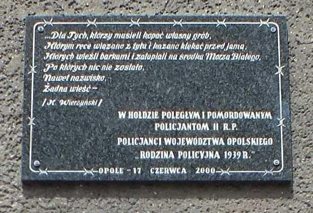 Hołd poległym i pomordowanym policjantom II RP Przedstawiciele garnizonu opolskiego złożyli kwiaty przed tablicą upamiętniającą poległych i pomordowanych policjantów II RP.