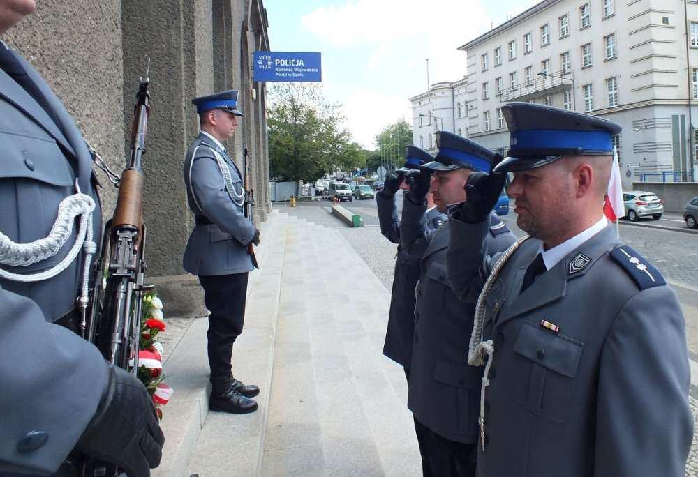 W dniu obchodów święta Policji kwiaty przed tablicą upamiętniającą poległych i pomordowanych policjantów II RP złożyli przedstawiciele opolskiego garnizonu Policji.