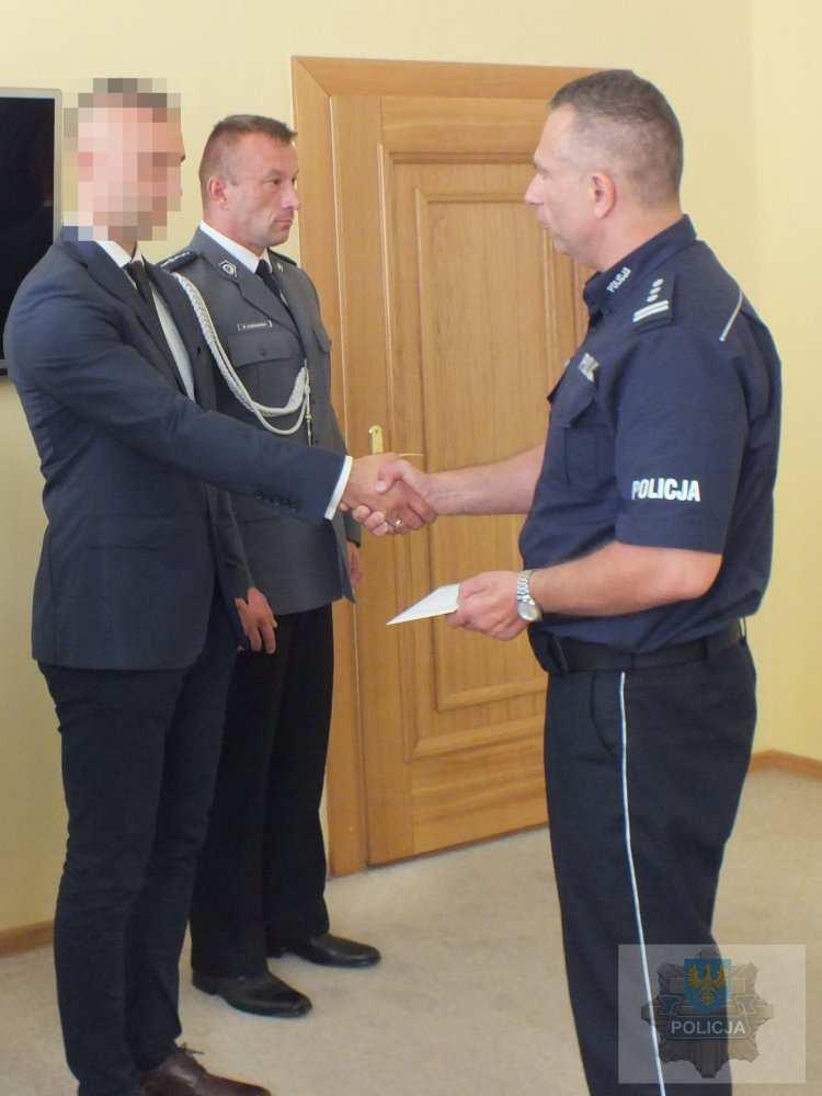 Adam Tychowicz wręczył nagrody Ministra Spraw Wewnętrznych i Administracji i złożył gratulację dzielnicowemu z namysłowskiej komendy. Sierż. sztab. Marcin Dobrzański pełni służbę od 2009 roku.