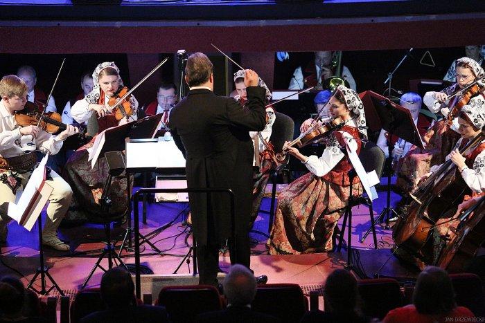 Jubileuszowy koncert to hołd złożony twórcom Mazowsza Mirze Zimińskiej-Sygietyńskiej oraz Tadeuszowi