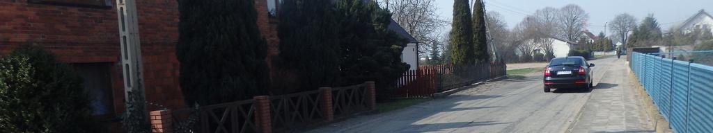 Fundamenty betonowe, ściany warstwowe murowane z cegły ceramicznej na zaprawie cementowo wapiennej.