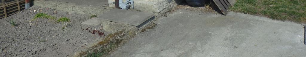 zwartej z budynkiem