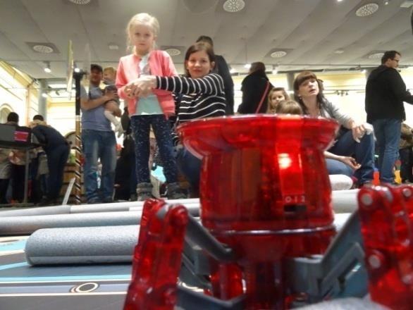Po krótkim treningu dzieci starają się opanowad ruchy robotów i opracowad