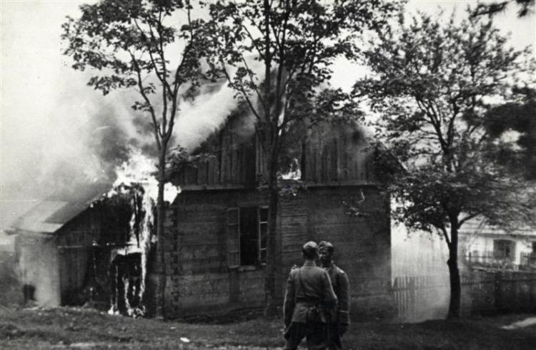 Michniów został spacyfikowany przez niemieckie oddziały policyjne w dniach 12 i 13 lipca 1943 roku, za pomoc udzieloną partyzantom Armii Krajowej.