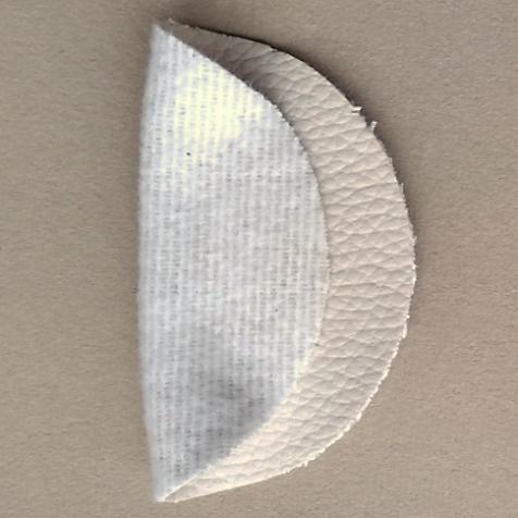 Próby oznaczono następującymi symbolami: próba P1 materiał skóropodobny (nośnik dzianina gładka z włókien syntetycznych), kolor czarny; próba P2 materiał skóropodobny (nośnik tkanina drapana z