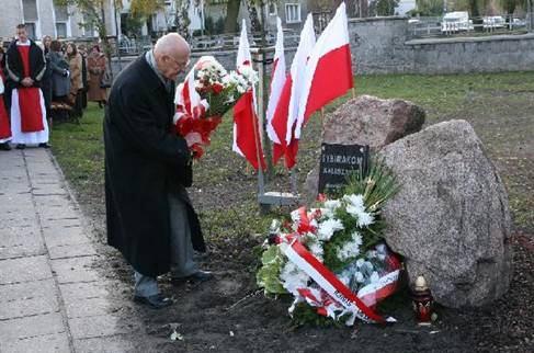 W imieniu Sybiraków wiązankę kwiatów złożył