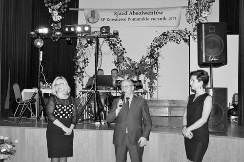 ODWIEDZILI SWOJĄ SZKOŁĘ PO 25 LATACH Upływa szybko życie Jak potok płynie czas Za rok, za dzień, za chwilę Razem nie będzie nas Jakże prawdziwe są słowa starej, pięknej pieśni znanej wszystkim.
